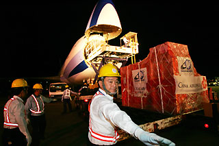 Airport workers load up a cargo plane from China Airlines, Taiwan£¾s largest air carrier, at Taiwan£¾s international airport in Taipei July 19, 2006.