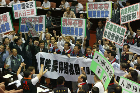 屢犁‥立委〃棟砰退席 拒鈕張玊動琁現廚(瓜)