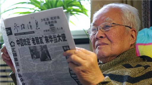 每日讀書看報瀏覽網絡新聞是鄭堅每天的功課（徐波攝影）_副本.jpg