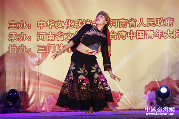 就讀臺北大學運動藝術係大三的高山族女孩古珍妮表演舞蹈