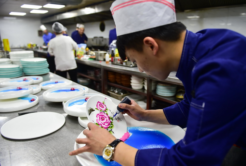 5月3日，劉旭峰在工作的酒店繪制果醬畫。