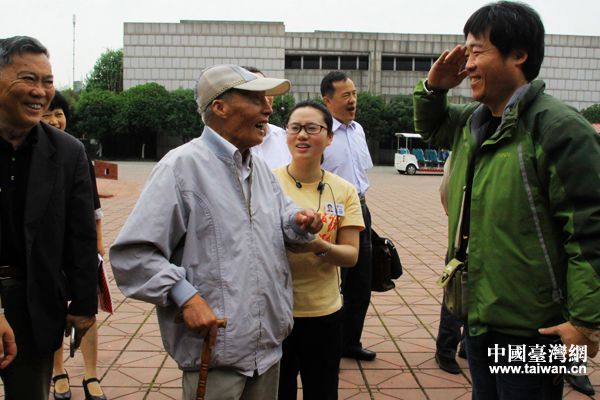 抗戰老兵劉景軾及臺灣旺報助理副總編宋秉忠（右一）。（中國臺灣網記者 宣玲玲 攝）