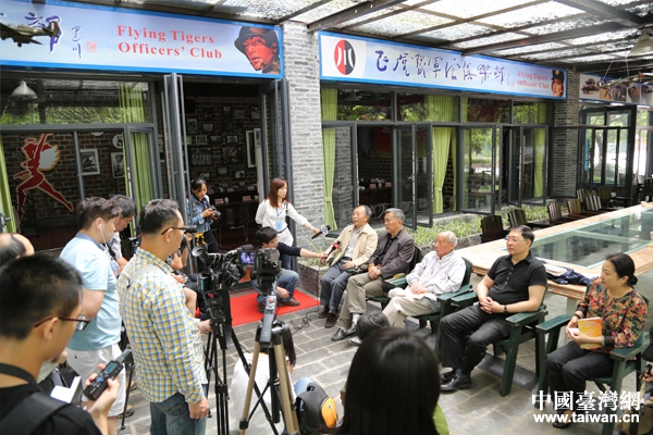兩岸記者採訪抗戰老兵及後代。（中國臺灣網記者 宣玲玲 攝）