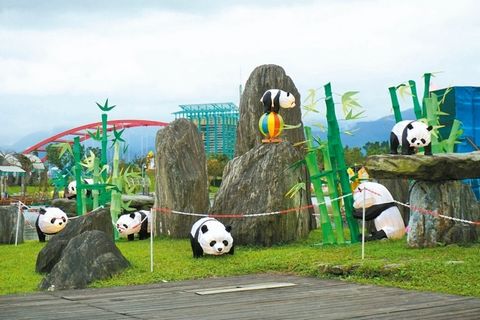 　超人氣的四川熊貓“團團”和“圓圓”，也化身成為可愛彩燈，將在此次燈展中與大家見面。來源：臺灣《聯合報》