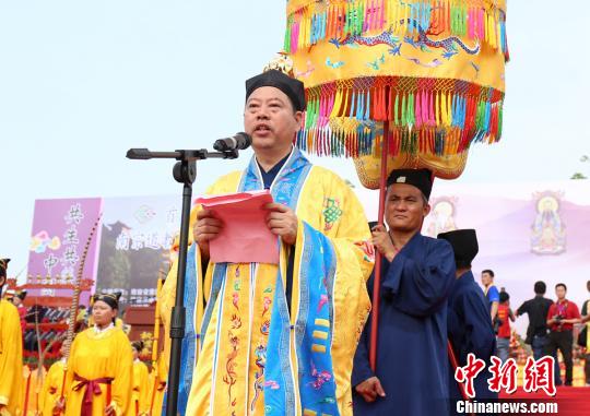 首屆海峽兩岸南宗道教奉祭三清道祖大典暨玉蟾宮落成開光十周年大慶21日舉行,圖為中國道教協會副會長、海南省道教協會會長陸文榮致歡迎詞辭。　吳天軍 攝