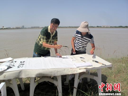 海內外書畫家塔里木河邊寫意母親河