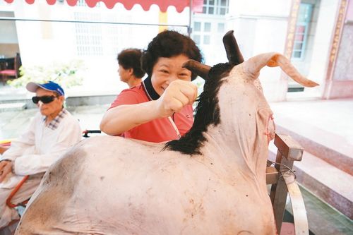 南投縣埔里鎮昭平宮育化堂不畏“鲇魚”臺風照常祭孔，許多家長帶著孩子冒雨參加。臺灣《聯合報》記者陳妍霖╱攝影
