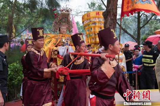 為了紀念媽祖羽化升天1029周年，福建湄洲媽祖祖廟于今日在“媽祖故里”湄洲島青浦澳海灘舉行海祭媽祖大典。　李南軒 攝