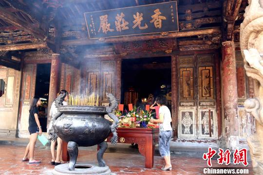 標志性古跡龍山寺，是臺灣中部名鎮鹿港的民間信仰中心之一，周末香火不斷。　黃少華 攝