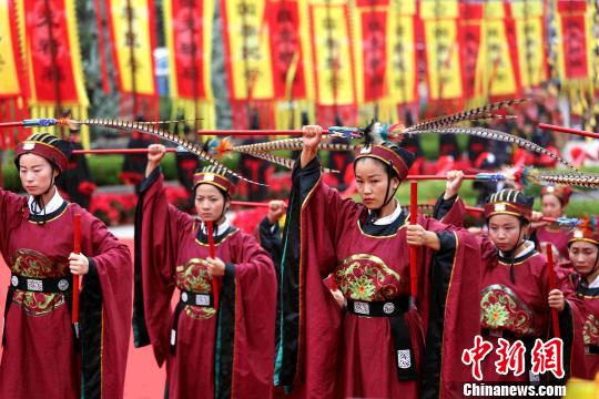 2016首屆海峽兩岸“中華民族敬天祈福大典”16日在海峽兩岸交流基地東岳泰山舉行，圖為，儀生跳佾舞。　陳修文 攝