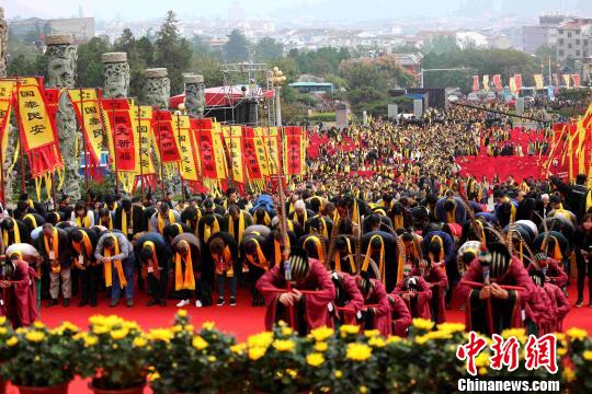 2016首屆海峽兩岸“中華民族敬天祈福大典”16日在海峽兩岸交流基地東岳泰山舉行，圖為，活動現場，萬人共同“敬天祈福”。　陳修文 攝