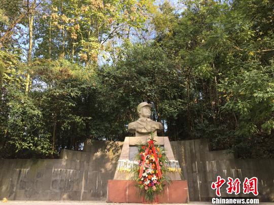 圖為位于貴州省貴陽市花溪公園內的戴安瀾將軍衣冠冢。　楊茜 攝