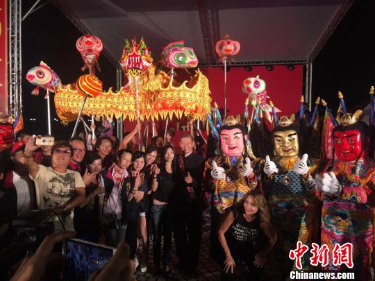 10月26日，約3000名全臺各地民俗技藝團體在臺北集會，紀念臺灣光復71周年。　徐德金 攝