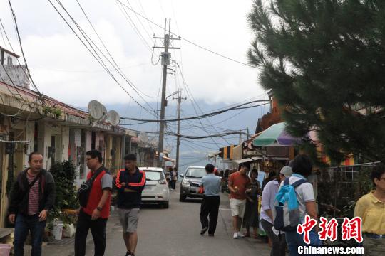 周末遊客到來，博望新村有些人氣 徐德金 攝