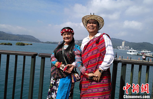 臺灣音樂人劉翰安（右）和黃韻齡夫婦近日在南投日月潭接受<a target='_blank'  data-cke-saved-href='http://big5.arats.com.cn/gate/big5/www.chinanews.com/' href='http://big5.arats.com.cn/gate/big5/www.chinanews.com/'>中新社</a>記者採訪，分享他們傳播少數民族音樂的故事。 <a target='_blank'  data-cke-saved-href='http://big5.arats.com.cn/gate/big5/www.chinanews.com/' href='http://big5.arats.com.cn/gate/big5/www.chinanews.com/'>中新社</a>記者 陳林 攝