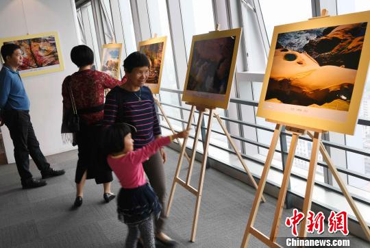 《同脈——海峽兩岸奇特地貌景觀攝影展覽》在福州開幕。共展出兩岸五位老攝影家褚言義、許捷芳、李林友、蔡明森、饒少雄以閱歷沉淀豐厚的鏡頭創作的123幅攝影作品，吸引觀眾眼球。　記者劉可耕 攝