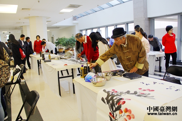 在慶祝香港回歸祖國20周年書畫展中，畫家紛紛鋪宣揮毫，留下翰墨丹青