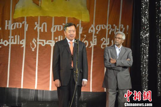 河北雜技走進非洲厄立特里亞受當地民眾熱捧（圖）