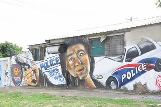 臺南警察新村牆面彩繪帥氣遊客爭拍照（圖）