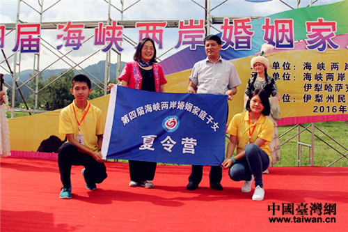 新疆維吾爾自治區民政廳黨組書記李寧平,海峽兩岸婚姻家庭協會副秘書長楊文濤為營員代表授旗 新疆維吾爾自治區民政廳黨組書記李寧平,海峽兩岸婚姻家庭協會副秘書長楊文濤為營員代表授旗