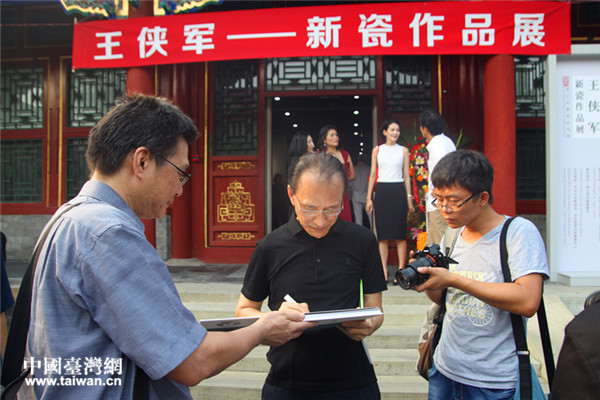 臺灣藝術家王俠軍（左二）為觀眾簽名。（中國臺灣網 郜利敏 攝）