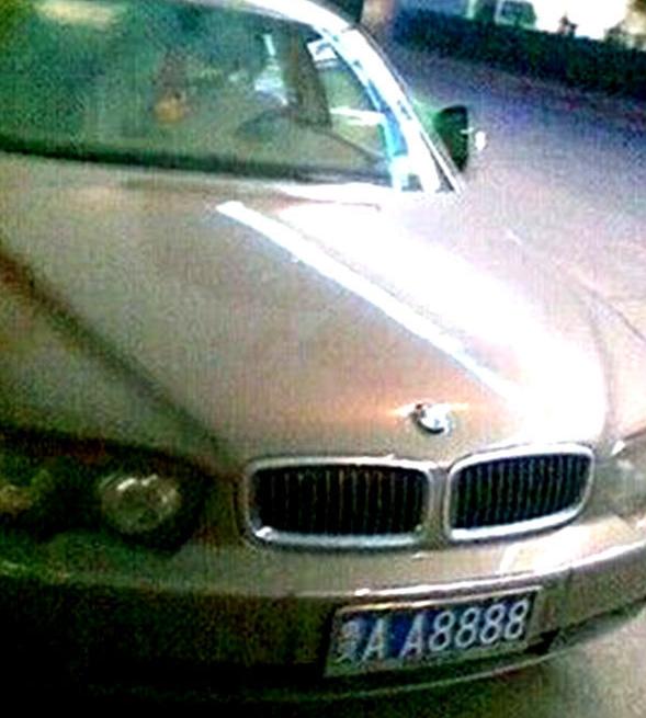 “老幹媽”獲政府獎勵A8888車牌 勞斯萊斯曝光