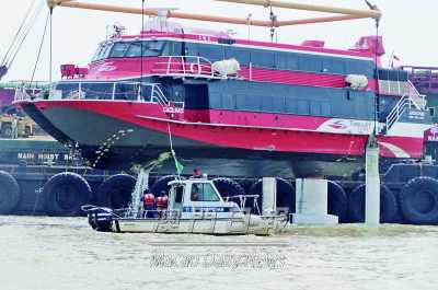 澳門撞防波堤噴射船已被吊走港澳展開聯合調查 澳門撞防波堤噴射船已被吊走港澳展開聯合調查