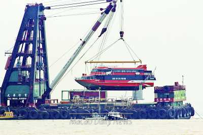澳門撞防波堤噴射船已被吊走 港澳展開聯合調查 澳門撞防波堤噴射船已被吊走 港澳展開聯合調查