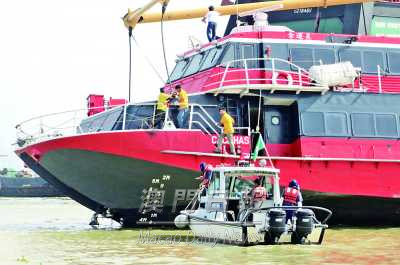 澳門撞防波堤噴射船已被吊走 港澳展開聯合調查 澳門撞防波堤噴射船已被吊走 港澳展開聯合調查