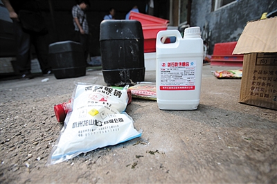 火鹼泡制“美白豬蹄”流入批發市場 火鹼泡制“美白豬蹄”流入批發市場