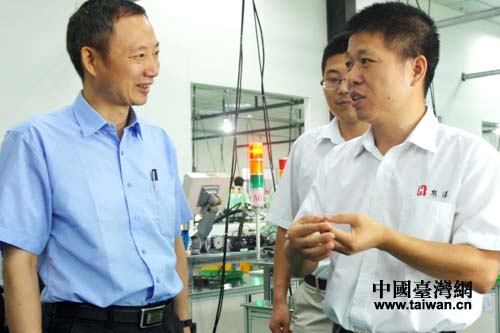 四川省臺辦主任周敏謙(左)考察德陽帛漢電子有限公司 四川省臺辦主任周敏謙(左)考察德陽帛漢電子有限公司