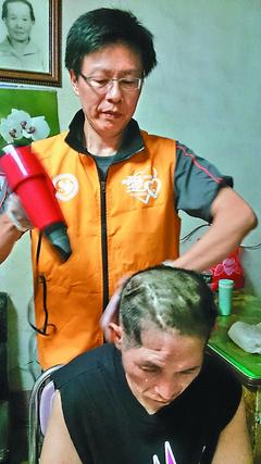 棄百萬臺幣年薪當服務員男子稱人生不只有賺錢 棄百萬臺幣年薪當服務員男子稱人生不只有賺錢