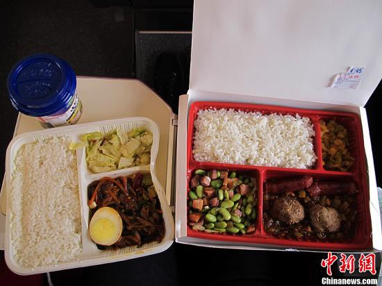 資料圖 高鐵上45元的盒飯與15元的盒飯。<a target='_blank' href='http://big5.arats.com.cn/gate/big5/www.chinanews.com/' _fcksavedurl='http://big5.arats.com.cn/gate/big5/www.chinanews.com/'></p></table><p  align=