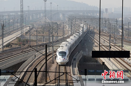 資料圖 一輛和諧號列車駛入高鐵南京南站。 <a target='_blank' href='http://big5.arats.com.cn/gate/big5/www.chinanews.com/' _fcksavedurl='http://big5.arats.com.cn/gate/big5/www.chinanews.com/'></p></table><p  align=