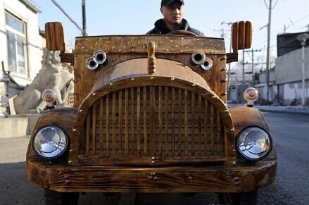 8級木匠自制木質電動轎車 最高時速破50公里