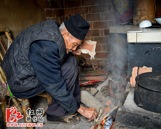 紅網新化站4月14日訊 “看起八十五六歲，嘿嘿，我今年103歲了”，新化縣吉慶鎮六華村夏良汝老人還在笑著責怪他的孫子，身份證年齡少報了2歲，幽默地說：“我幫國家省了2年長壽津貼”。