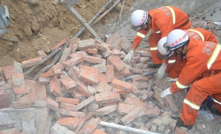 蘭州在建工地圍牆倒塌9人被埋當場1人死亡