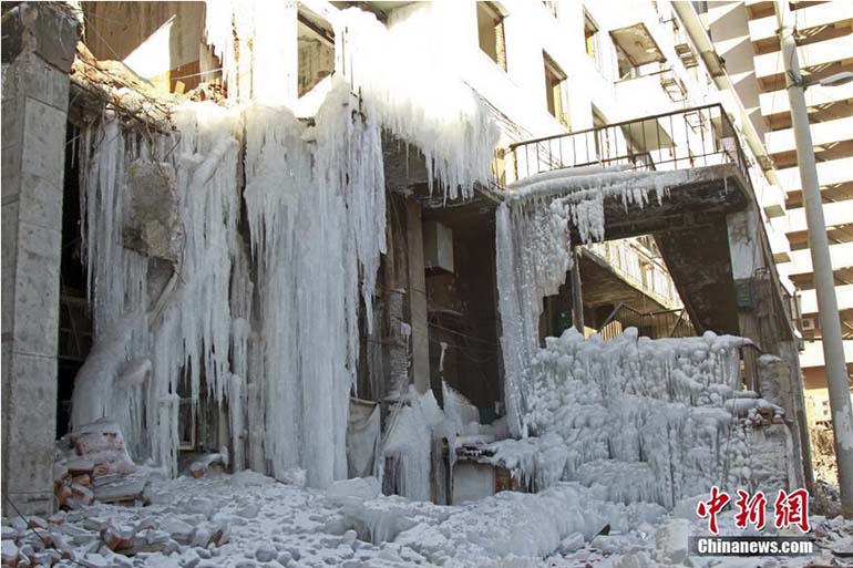 高清：水管爆裂 沈陽一樓房現“冰瀑”