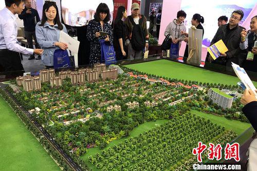 民眾在2017年北京春季房展會上的某樓盤展臺咨詢。中新網 程春雨 攝