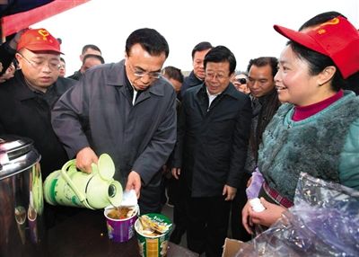 昨日，在貴州考察時，李克強為返鄉農民工衝泡面。