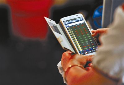 牛市行情下，A股漲勢如虹，今年以來滬指已漲超40%，有“神創板”之稱的創業板指更是逆天大漲近140%。據同花順統計，今年前四月行情中，A股2547只股票中，只有14只股票下跌。