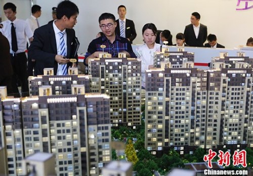  圖為南京市民在一處樓盤售樓處內咨詢。(資料照片) <a target='_blank' href='http://big5.arats.com.cn/gate/big5/www.chinanews.com/'></p><p  align=