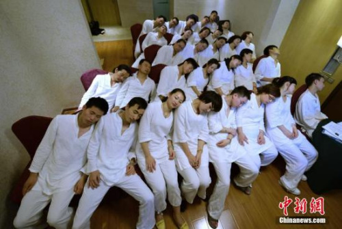 資料圖：長沙某睡眠班，首批報名的學員均為“白領”階層，優質的睡眠或有助于緩解他們平日的工作壓力。<a target='_blank' href='http://big5.arats.com.cn/gate/big5/www.chinanews.com/' _fcksavedurl='http://big5.arats.com.cn/gate/big5/www.chinanews.com/'></table><p  align=
