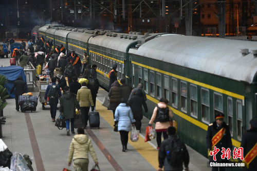 資料圖：2016年1月24日淩晨0點26分，2016年北京西站春運首趟臨時客車，由北京西站開往安慶的3069緩緩駛出站臺。 <a target='_blank' href='http://big5.arats.com.cn/gate/big5/www.chinanews.com/' _fcksavedurl='http://big5.arats.com.cn/gate/big5/www.chinanews.com/' ></table><p  align=