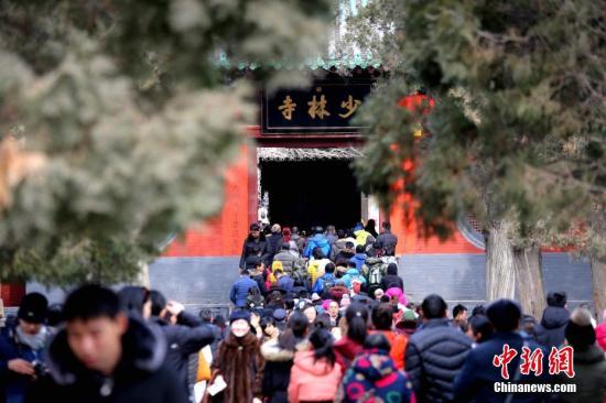 1月30日，河南登封嵩山少林寺，來自海內外的數萬遊客涌入少林寺燒香許願賞民俗。<a target='_blank' href='http://big5.arats.com.cn/gate/big5/www.chinanews.com/'><p  align=