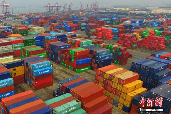 某港口不同顏色的集裝箱整齊排列。<a target='_blank' href='http://big5.arats.com.cn/gate/big5/www.chinanews.com/'><p  align=