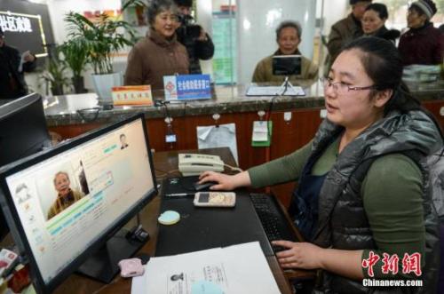 圖為合肥市廬陽區水西門社區的工作人員在對企業退休人員進行“人臉建模”。<a target='_blank' href='http://big5.arats.com.cn/gate/big5/www.chinanews.com/' _fcksavedurl='http://big5.arats.com.cn/gate/big5/www.chinanews.com/'></table><p  align=