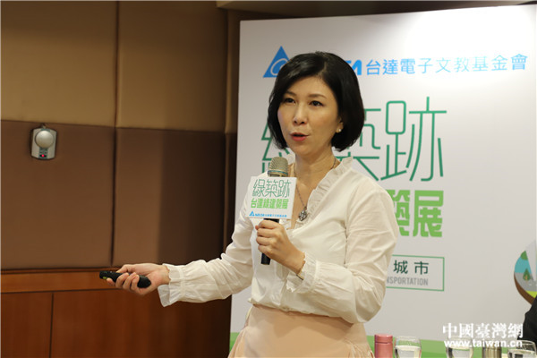 郭珊珊女士向現場媒體介紹綠色建築。（中國臺灣網 李岳 攝）