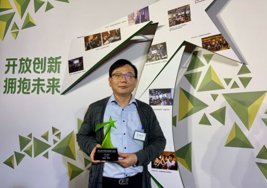 旺旺集團生產研發群品質中心余惠民副總處長代表旺旺領獎