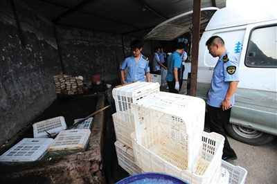 火鹼泡制“美白豬蹄”流入批發市場